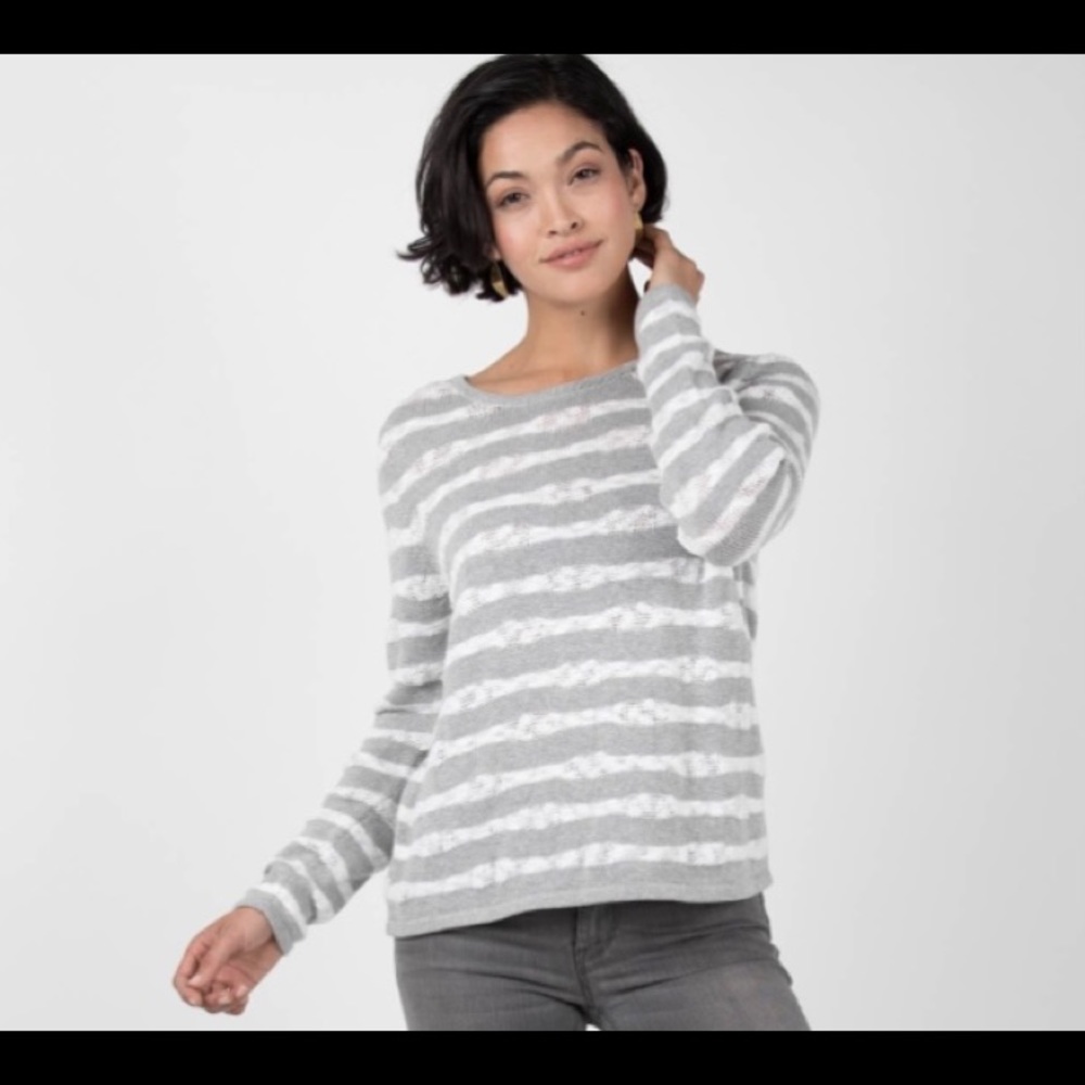 Indigenous White wave pullover top